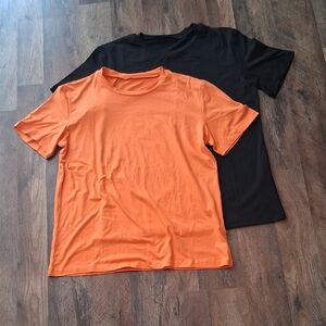 Bundel Of 2 Orange And Black Tee Shirts